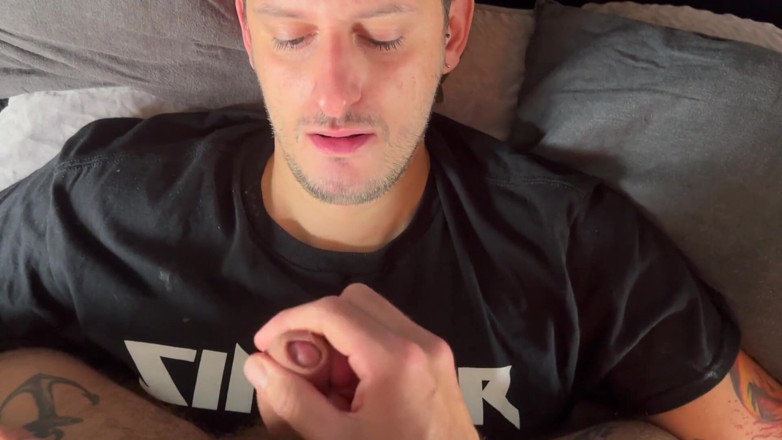 davidedpxxx: Perempuan jalang menghisap zakar menyembah batang dan kaki saya dan...