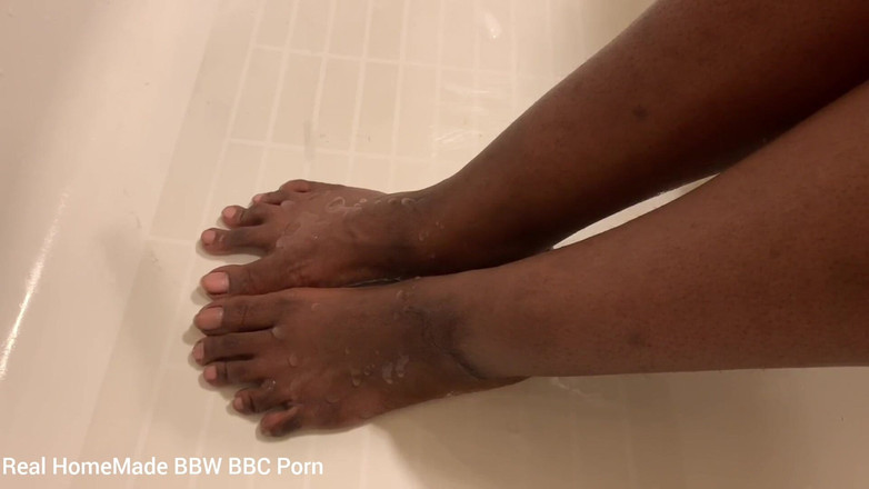 Super sexy ebony cuties: お風呂で、さすり、足を洗い、