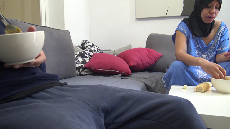 Souzan Halabi: Haar stiefzoon toont zijn grote pik aan zijn oudere Algerijnse...