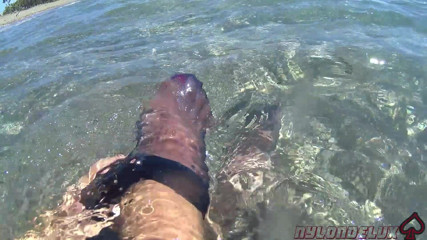 Nylondelux: Highheel y pantimedias en el playa