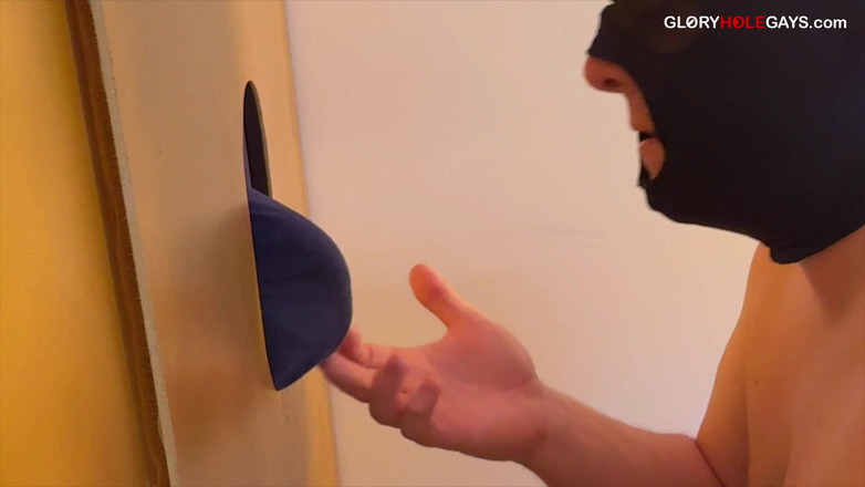 GLORYHOLEGAYS: Pria muda, 25, berani di gloryhole - pantatnya di lubang