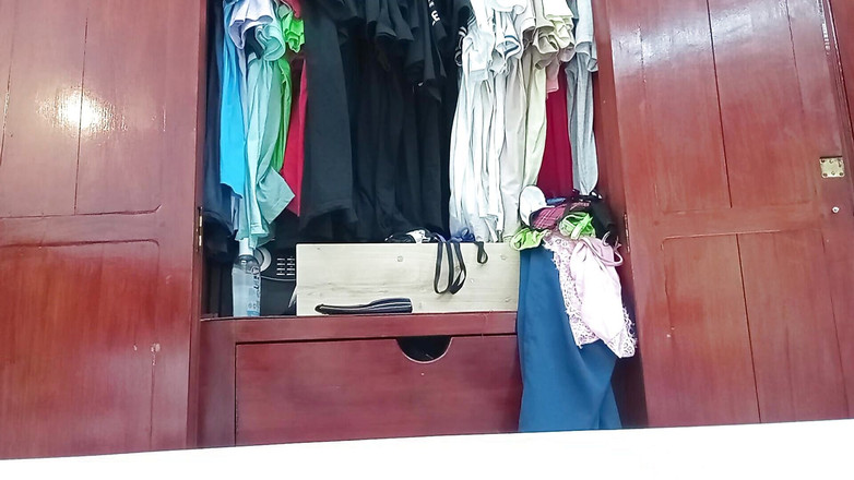 Katrina4deluxe: Sexy služka ukazuje své křivky