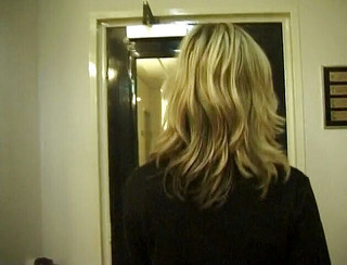 Flash Model Amateurs: 讨厌的金发女孩在浴室撒尿