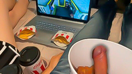 Marshmallow Sweet: Kfc Kova içinde bir sürpriz ile. Üvey kız kardeş beğenmiş.