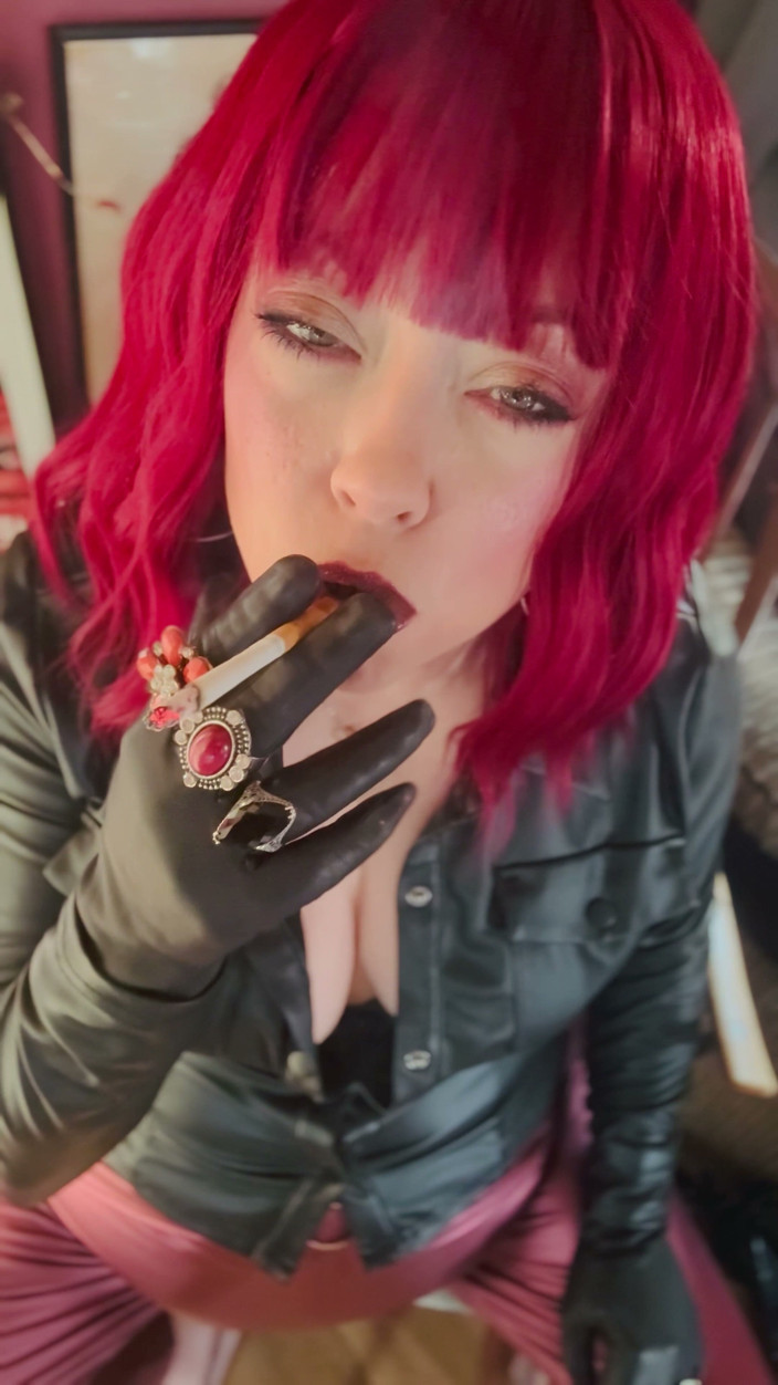 Tina Snua: あなたの愛人ティナ・スヌアが革の服を着てチェーン吸い、コルクタバコを2本吸う