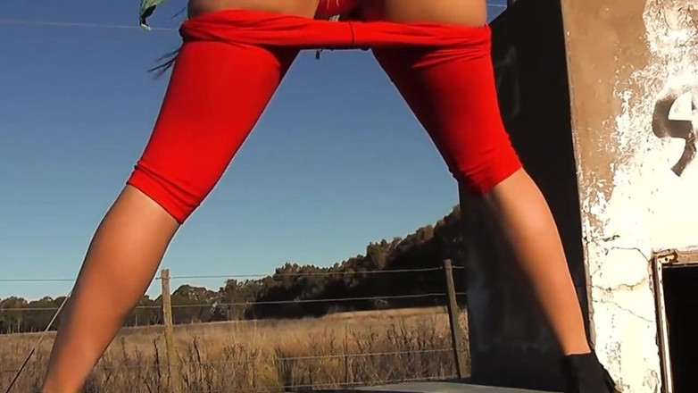 Argentina Latina Amateurs: ホットなラティーナYessyかわいいナチュラルキャメルトと猫が屋外で点滅