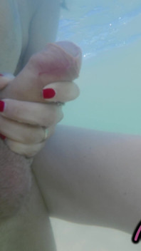 Fomos Pegos! Meu Professor Punheta Meu Pau Debaixo D'água Na Praia De Nudismo Sexo Público 4K