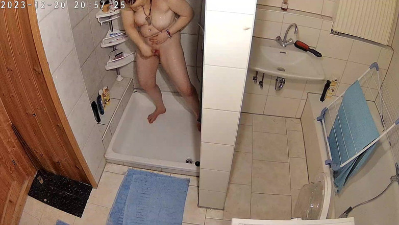 KittieNoOne: Přistižen při relaxaci ve sprše