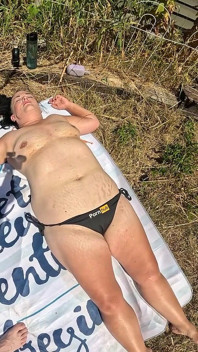 Prendere il sole nuda. Voglio davvero incoraggiare gli altri ad andare offline e godersi la vita reale
