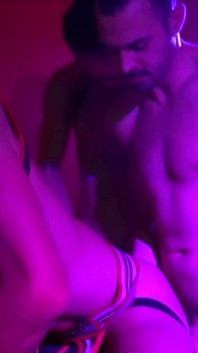 Une salope reçoit un creampie par sa grosse bite de son ami