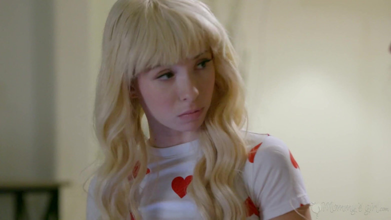 Mommy's Girl: Fata mamei vitrege - blonda minionă Kenzie Reeves este prinsă între mamele...