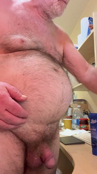 L'allenatore karl è nudo e eccitato 7106