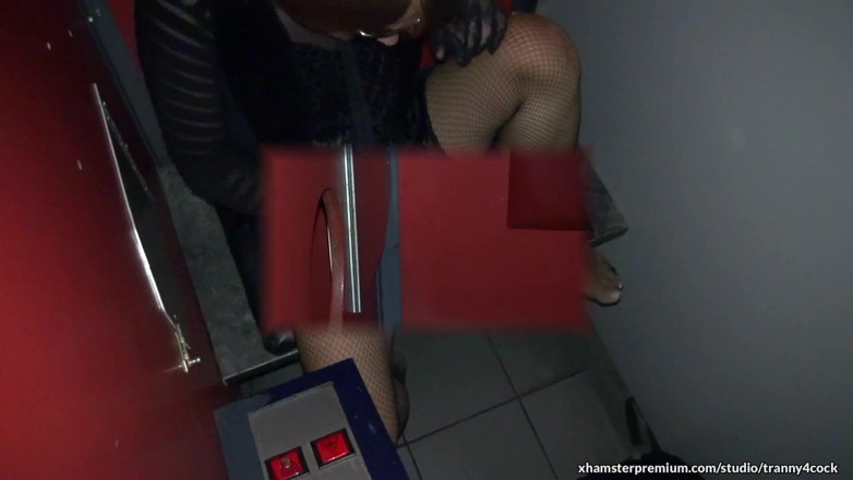 Tranny 4 cock: Sání spousty ptáků u gloryhole