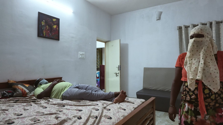 Tamilmalkova2: Soț încornorat truc cu legare la ochi