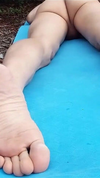 Tălpi sexy pe picioarele băiatului sexy pentru fetiș cu piciorul al twink-ului gol pe mat în aer liber