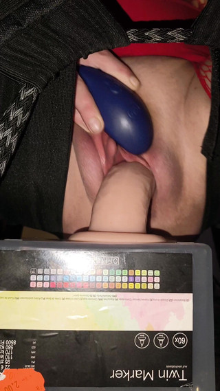 Joannawet: Ik berijd een van mijn dildo's op elastische neukstoel