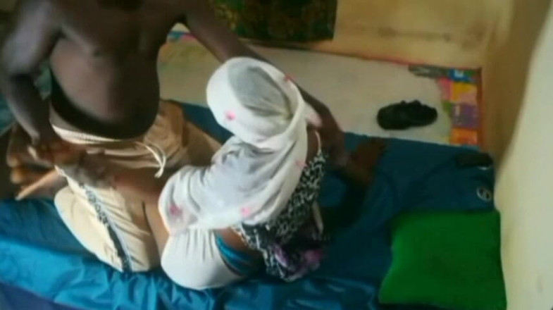 Sex tatie dessi: Islámská dívka se závojem na hlavě ošukaná imámem