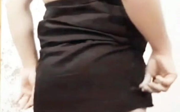 Ladyboy Kitty: Waria seksi dengan stoking nilon dengan rok mini seksi yang...