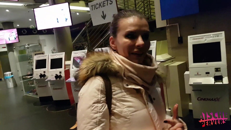 Aische Pervers: Une MILF allemande taille une pipe sur le parking de...