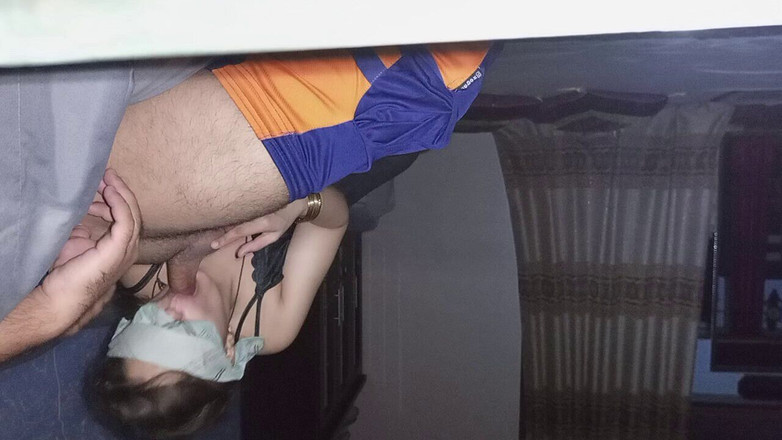 UnluckyDoll: 운 좋은 젖탱이를 빨아주는 미시녀