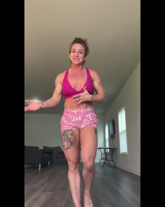 Simone Steele: Simone Steele와 포즈 포즈