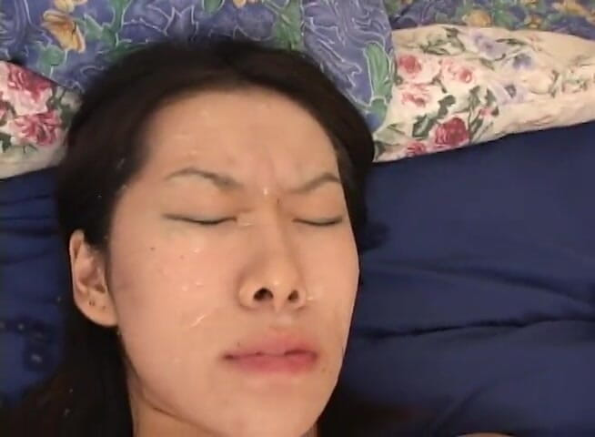 Radical Asian: O curvă asiatică sexy are parte de o ejaculare masivă...