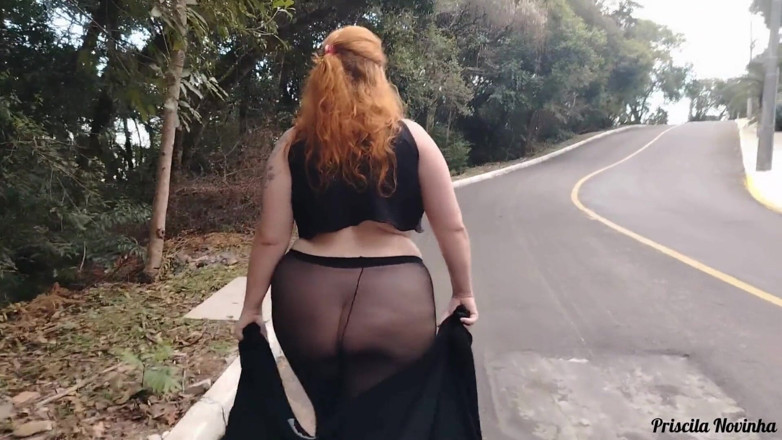 Priscila: 길거리에서 팬티 없이 투명한 바지를 입은 계모.