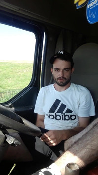 Masturbare în pantaloni scurți într-un camion parcat și fumând o țigară