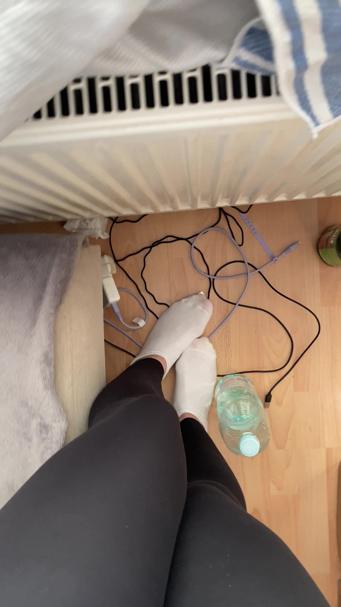 Feet: 穿着白色袜子散步