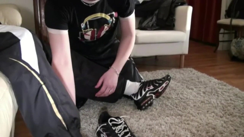 Sneaker gay: Menghisap zakar XXL dan penyelidik diserah