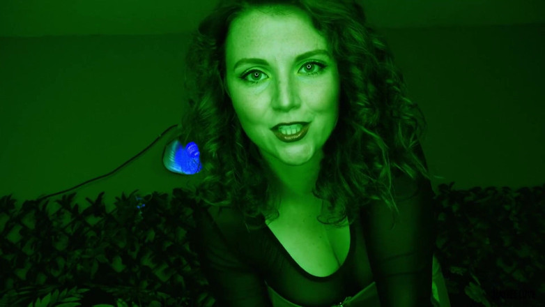 Haylee Love: Poison Ivy fait de Robin son esclave