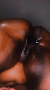 Une BBW huilée écarte le cul et se masturbe
