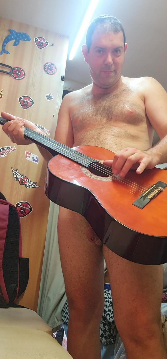 Mirko2589: Semua Telanjang dengan Gitar Saya
