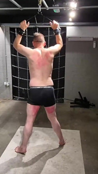 残酷的双 domme 鞭打