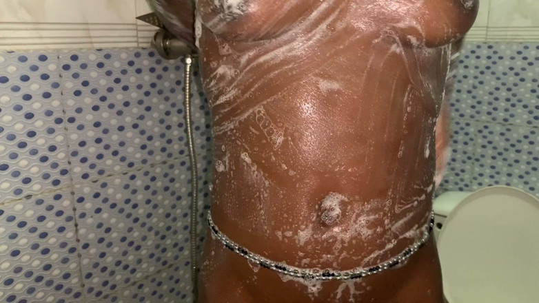 Browngurl234: hot khoobsoorat saanvli beb baathroom men akele pal ka maja...