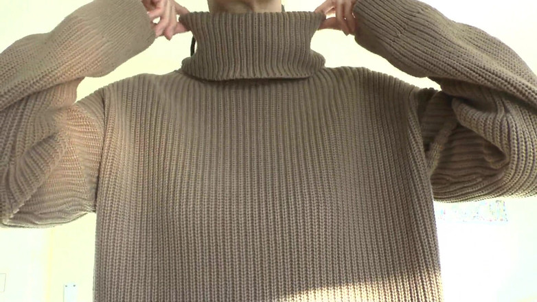 Lady Victoria Valente: 私のセーターに水をかけて!レディ・ヴィクトリア・ヴァレンテ、厚手のタートルネックセーター