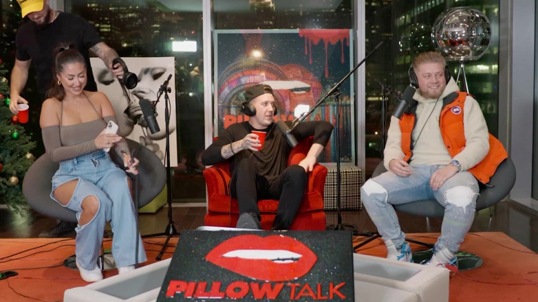 Pillow Talk: Tiktok Mogul Aaron Vankampen diventa strano in case!