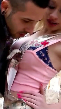 Azgın sarışın sürtük genç chessie yürüyüş yaparken üvey erkek kardeşi tarafından sikiliyor