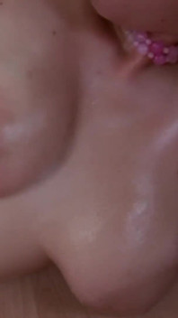 Nena rubia de grandes tetas es follada en el sofá