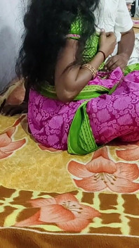 Femme indienne, massage du corps maison, légume, mise dans la chatte
