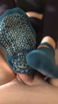 Footjob kaus kaki warna-warni