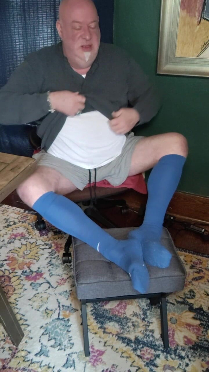beardaddychub: Titey Whities aur Long Blue Socks men land hilao