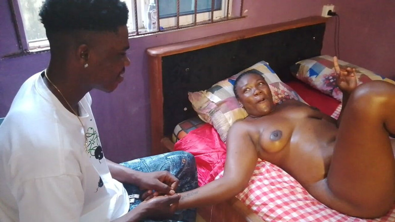 Creamyshuga: Mantan pacarnya datang untuk mengunjunginya melihat dia telanjang dan kontolnya...