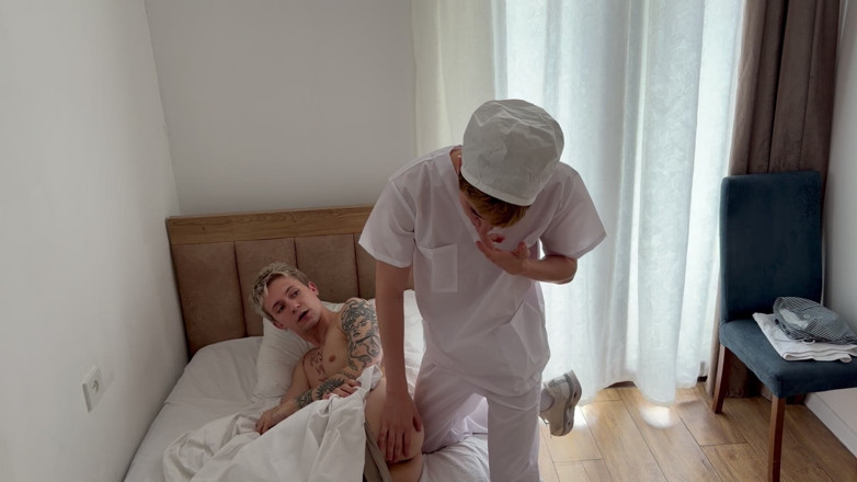 Max Gen: Pacient drăguț suge pula mare a doctorului și apoi este futută