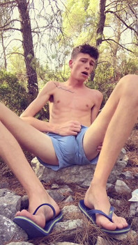 Pula mare atârnată Twink Abs Show - masturbare riscantă în aer liber în parcul aglomerat aproape că prinsă