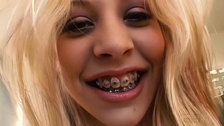 BestPorn85: Leah Luv chega para trás e guia um pau preto...