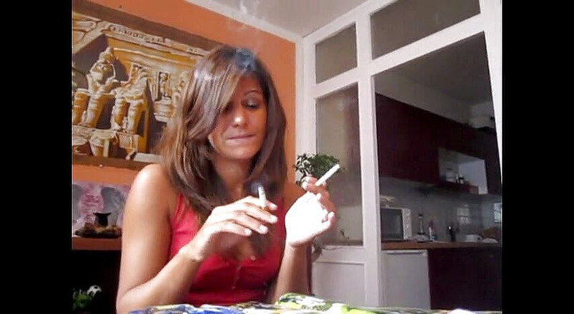 Femdom Austria: Frumusețe brunetă care fumează țigări