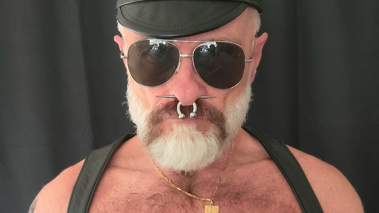 MusclesCigarsFFPig: Titpig fumando boquete e brincando com os mamilos e o...