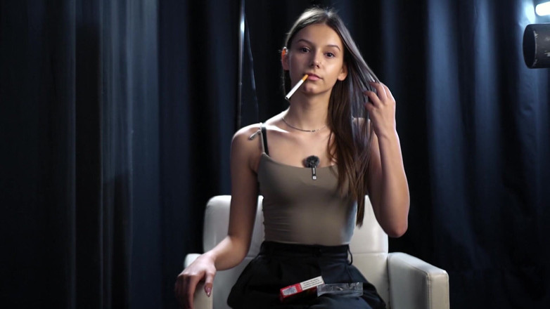 Russian Smokers: Sesiune de fumat solo calmă în studio cu soft smoke și contact...