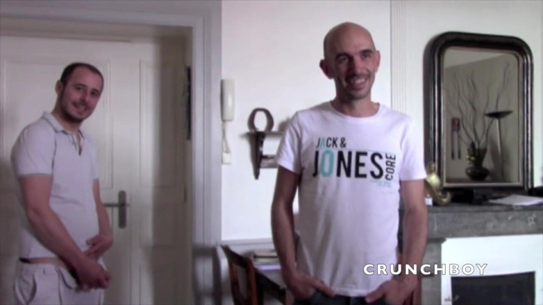 Crunch Boy: Une salope se fait baiser par des garçons bisexuels